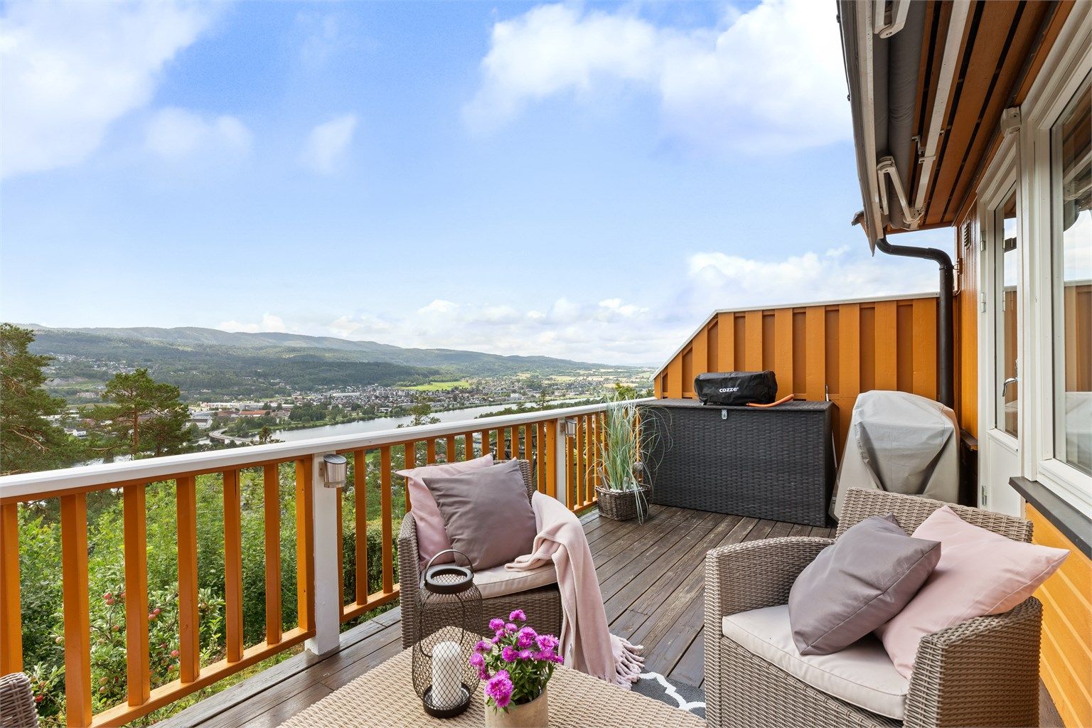 Neptunveien 42 ligger med en fantastisk utsikt og med veldig gode solforhold