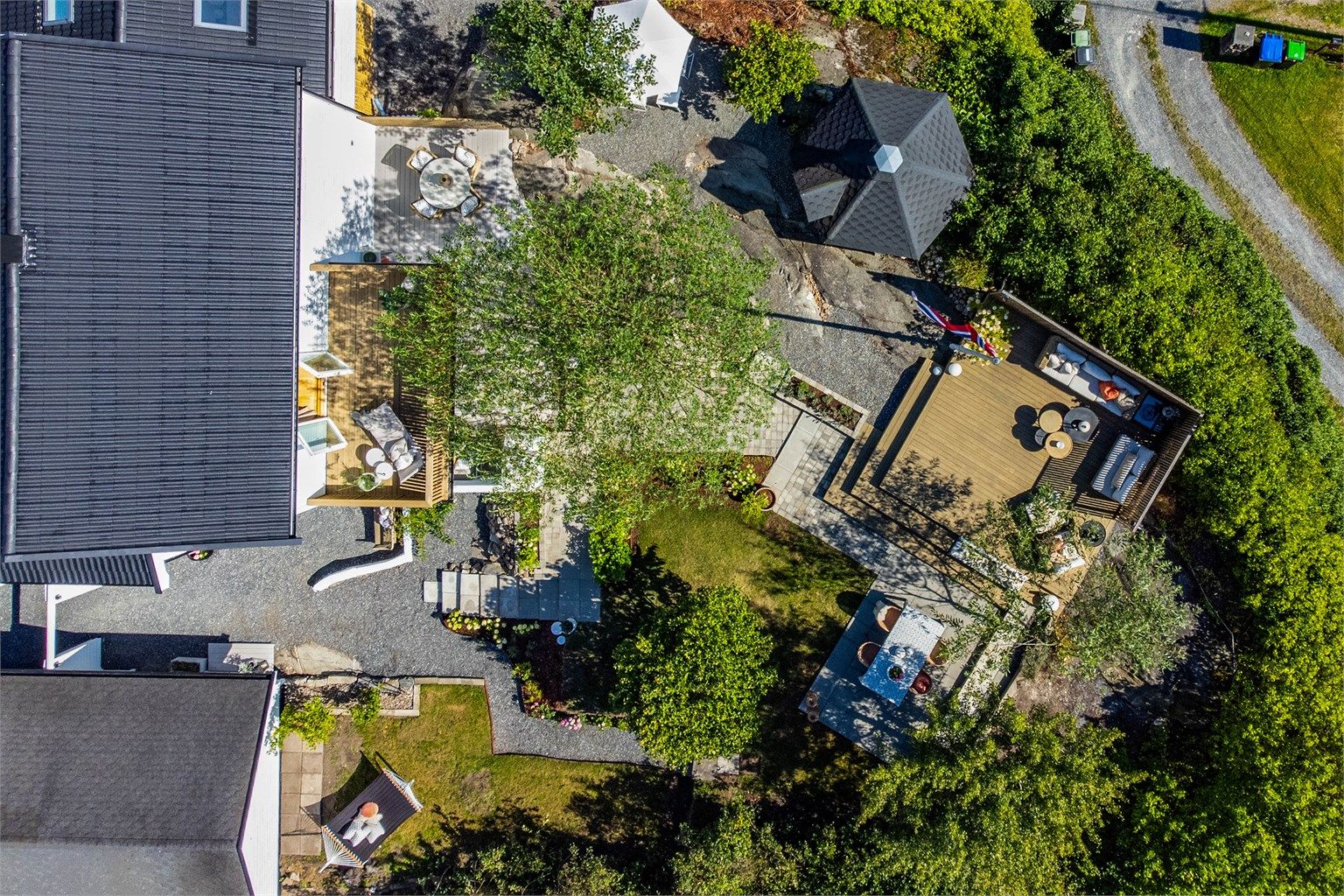 Stor innsats er også nedlagt i opparbeidelse av arealene utomhus. I hagen kan du velge blant flere fine soner.