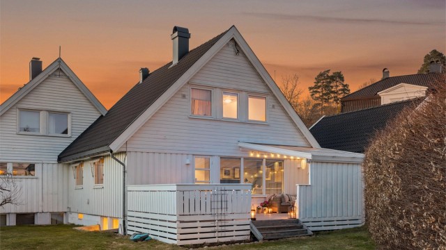 Velkommen til Munkerudveien 30E - Solrik og pen familiebolig med hage og dobbelgarasje