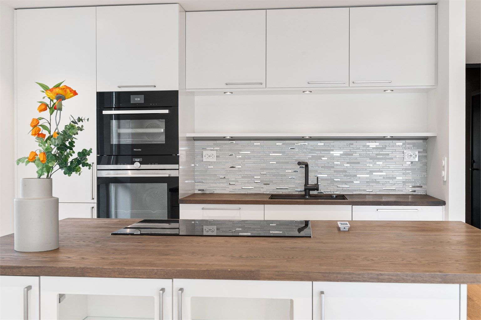 Kjøkkenet har Integrert stekeovn, stekeovn/dampovn platetopp, oppvaskmaskin og kjøleskap med fryser