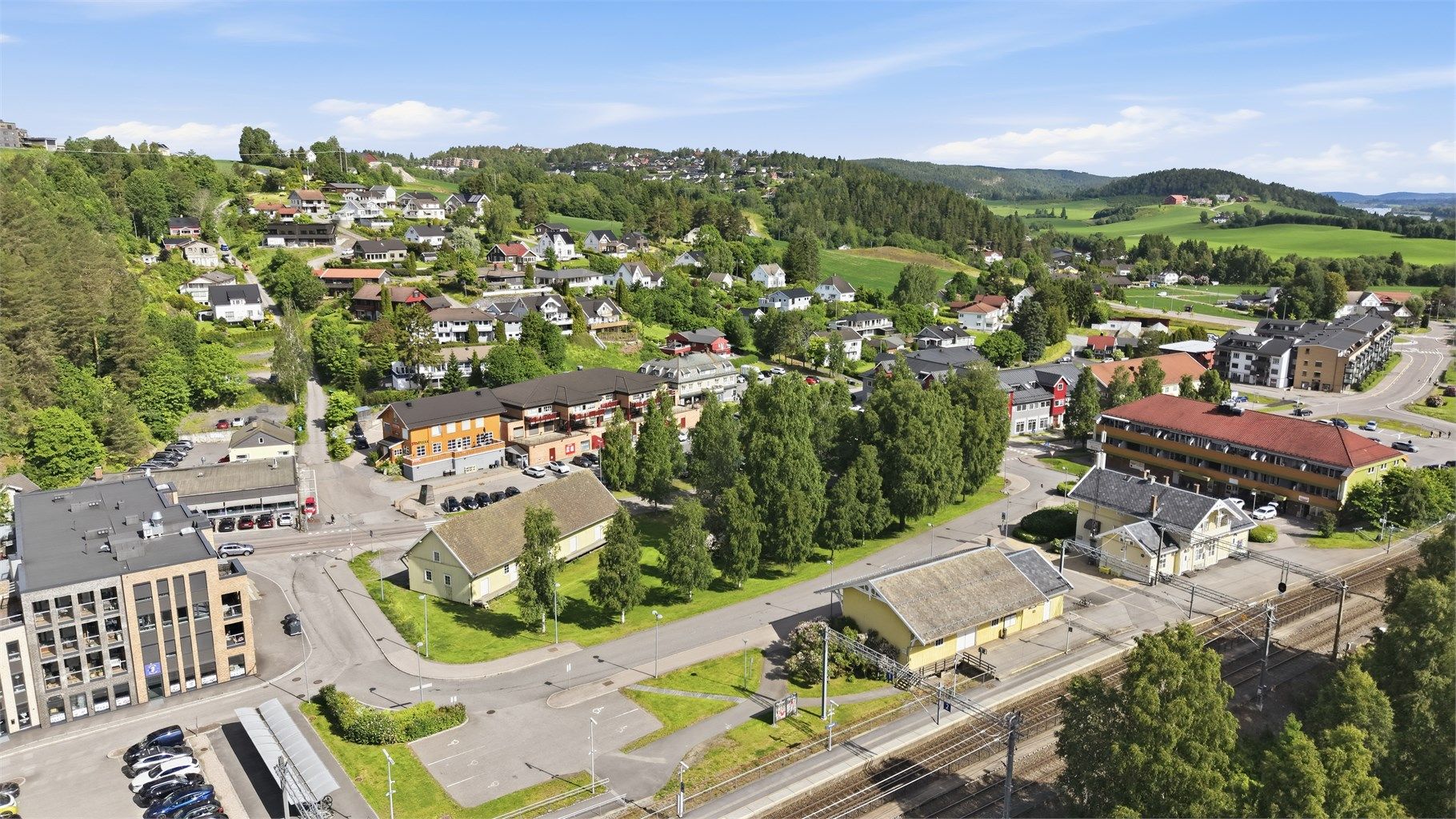 Oversikt over Fetsund sentrum med togstasjon og servicetilbud.