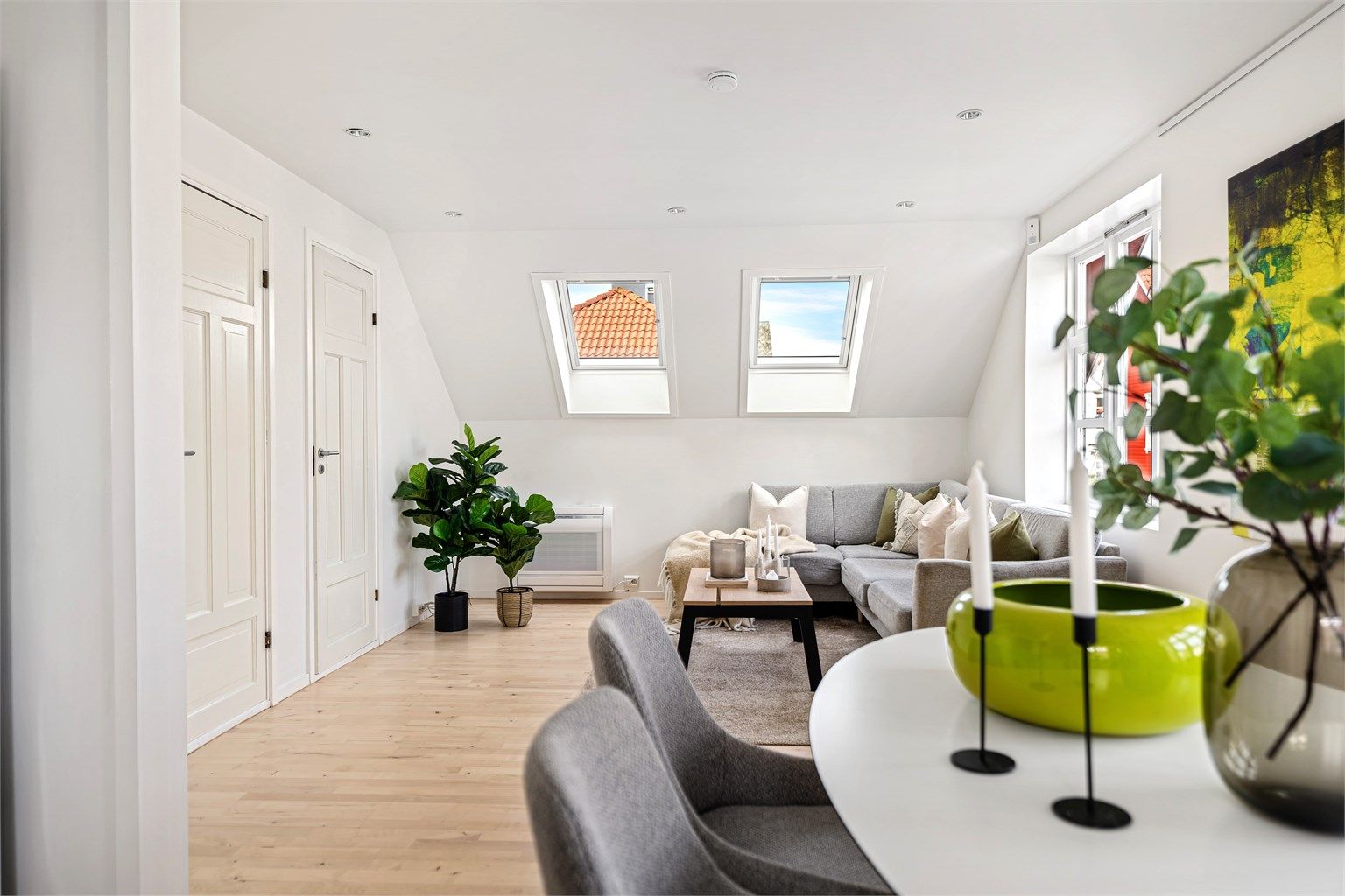  I stue og kjøkken er det enkelt å møblere med både salong og spisebord. 