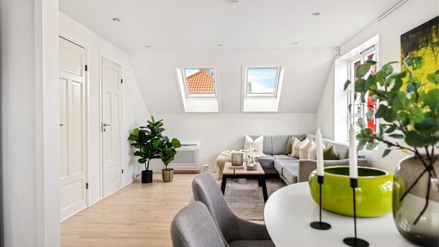 I stue og kjøkken er det enkelt å møblere med både salong og spisebord.