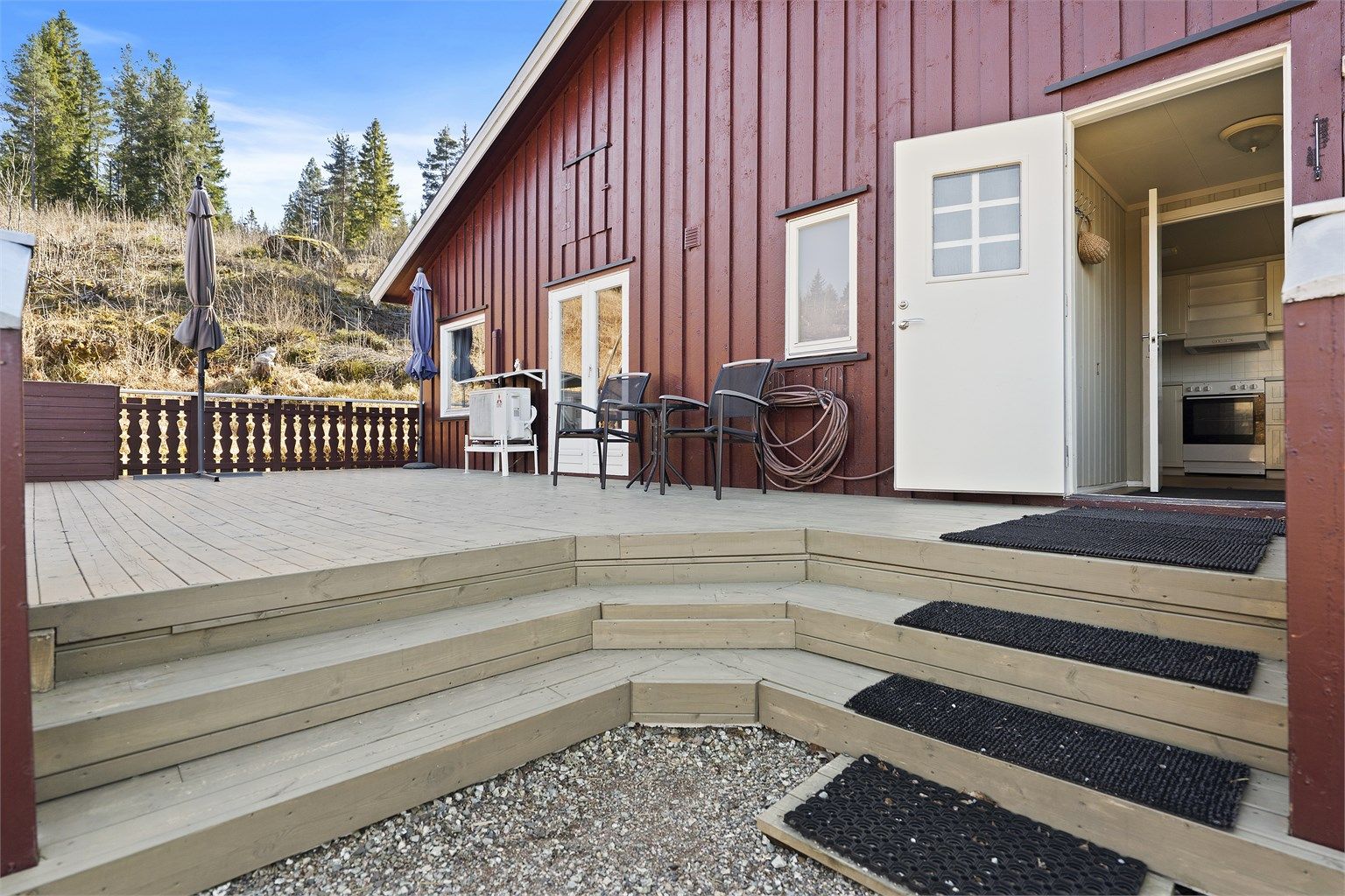 Behagelig uteplass med gode solforhold. 