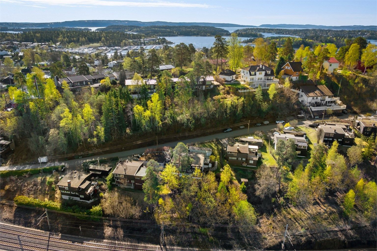 Området er preget av eneboliger og grønne omgivelser.