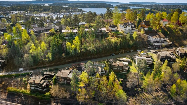 Området er preget av eneboliger og grønne omgivelser.