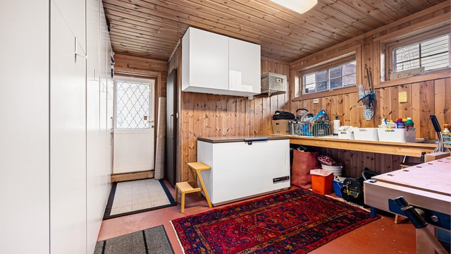 Verksted med utgang til baksiden av boligen