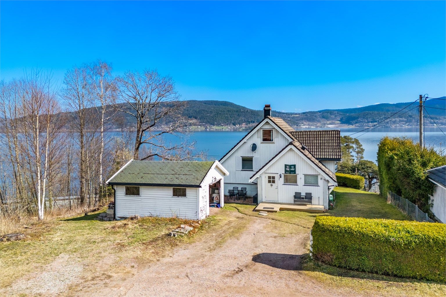 Eneboligen ligger på et høydedrag og har en usjenert tomt, bebygget med enebolig og frittstående garasje. 
