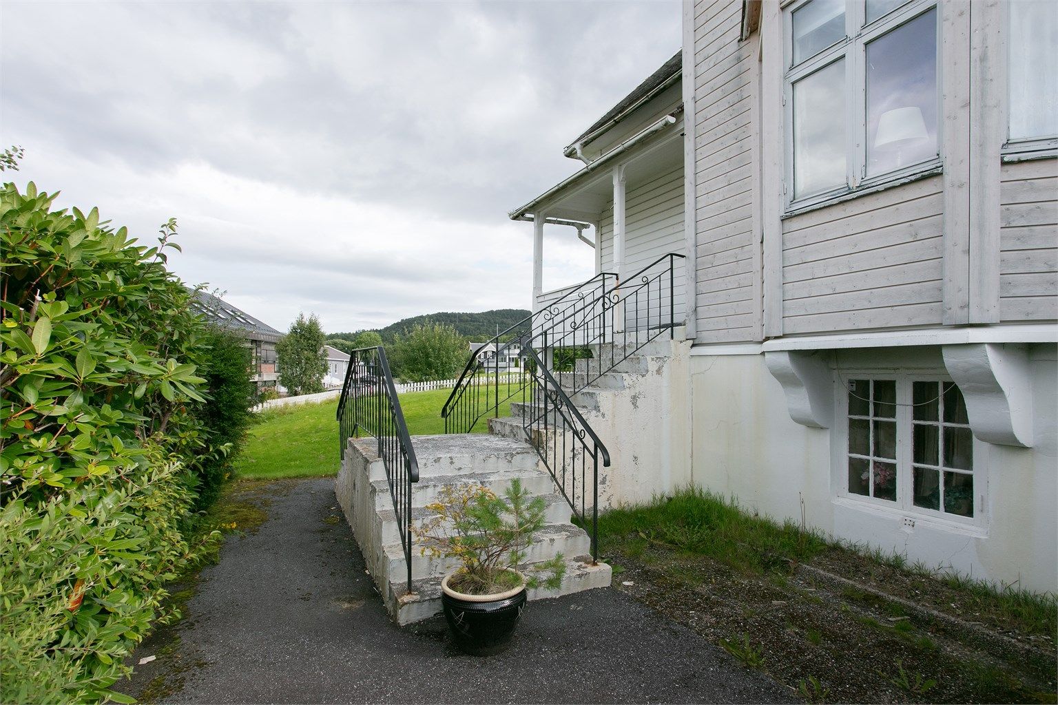 Overbygget inngangsparti som leder inn til boligens entré.