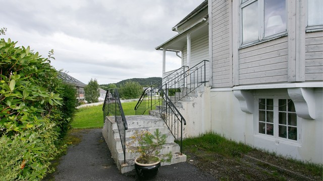 Overbygget inngangsparti som leder inn til boligens entré.