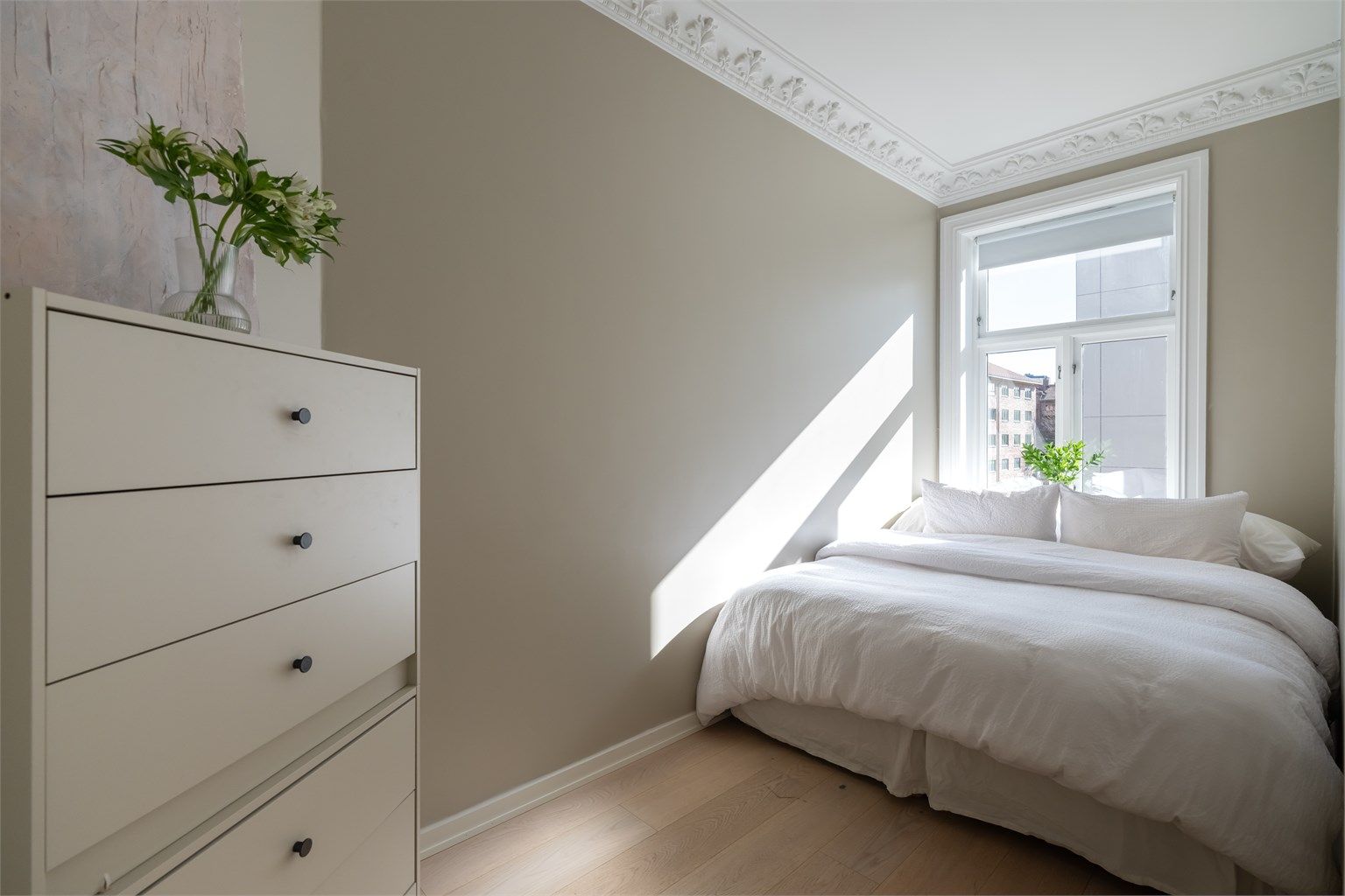 Hovedsoverom (soverom 1 i plantegning) er av fin størrelse med plass til dobbeltseng og skap.