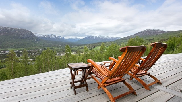 Fra uteplassen er det kort vei til skiløyper og stinett i fjellet.
