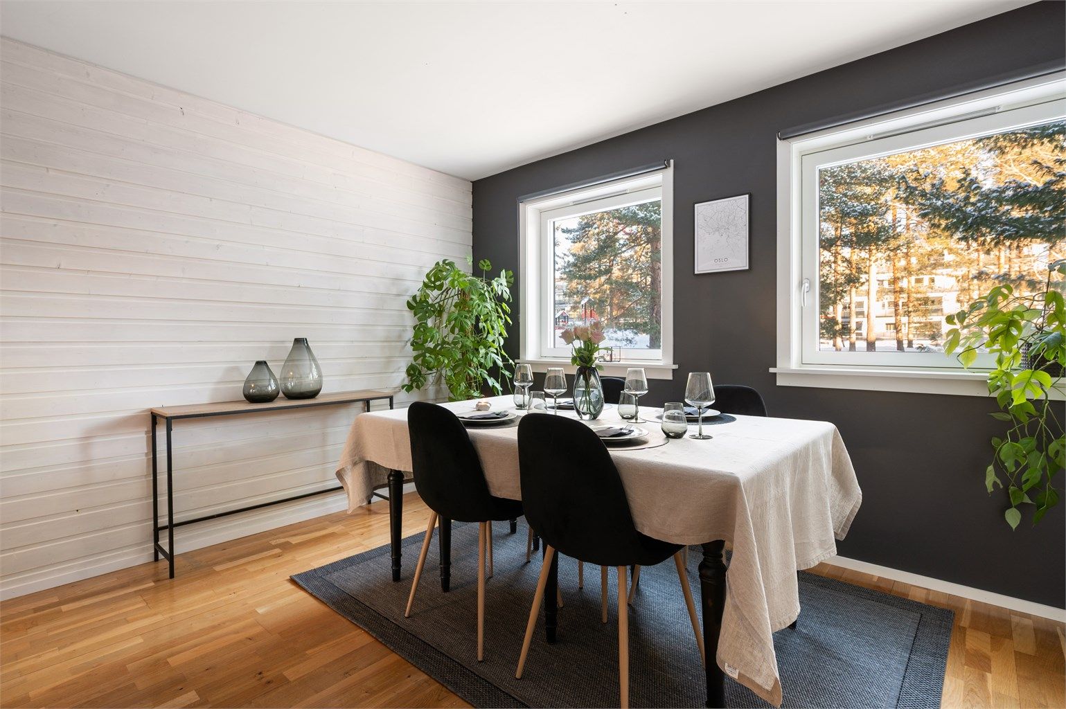 Hele leiligheten, inkludert kjøkkenet, fikk overflatene malt i 2024.