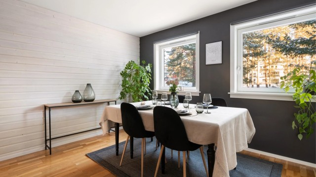 Hele leiligheten, inkludert kjøkkenet, fikk overflatene malt i 2024.