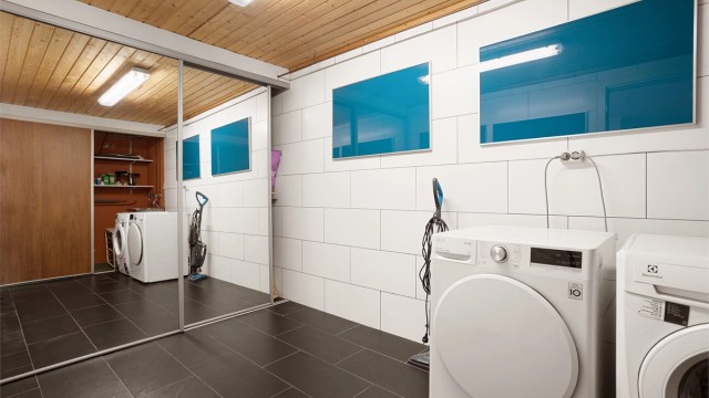 Separat vaskerom med opplegg for vaskemaskin og en 300-liters varmtvannsbereder.