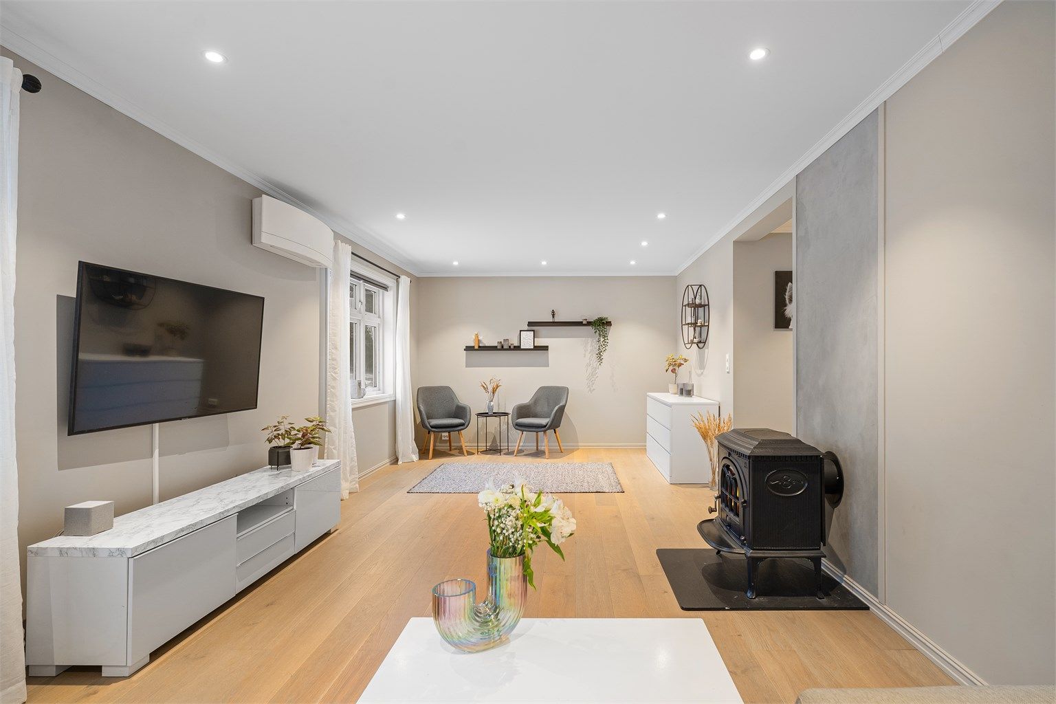 Koselig og romslig stue renovert i 2020 med moderne standard, peis og varmepumpe