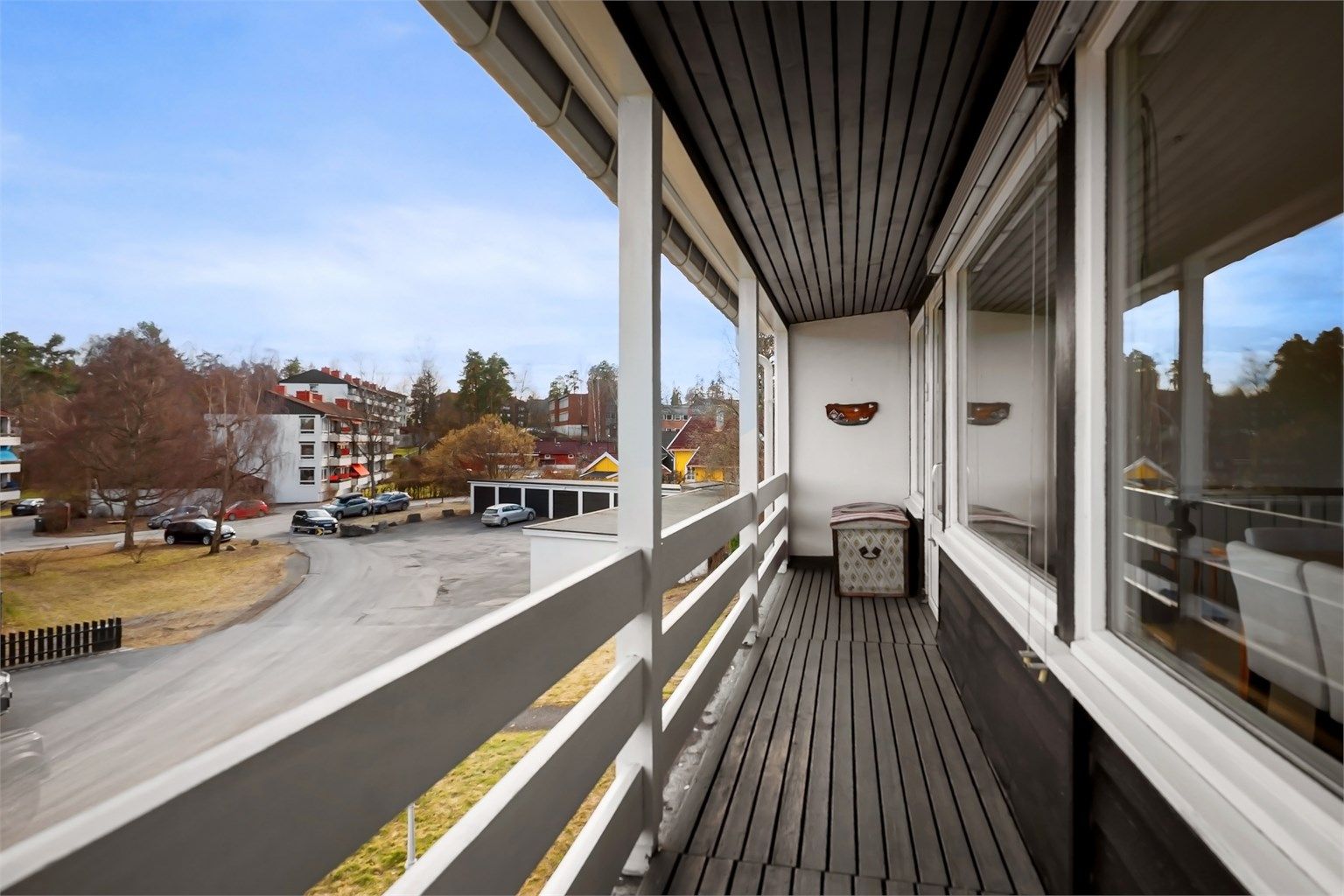 Ved kjøkkenet har du også en hyggelig balkong