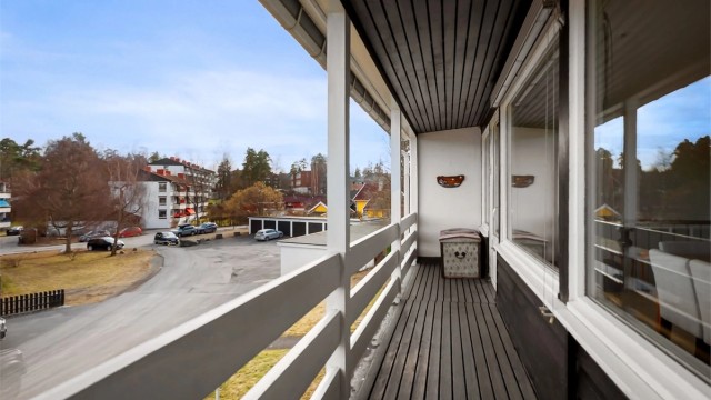 Ved kjøkkenet har du også en hyggelig balkong