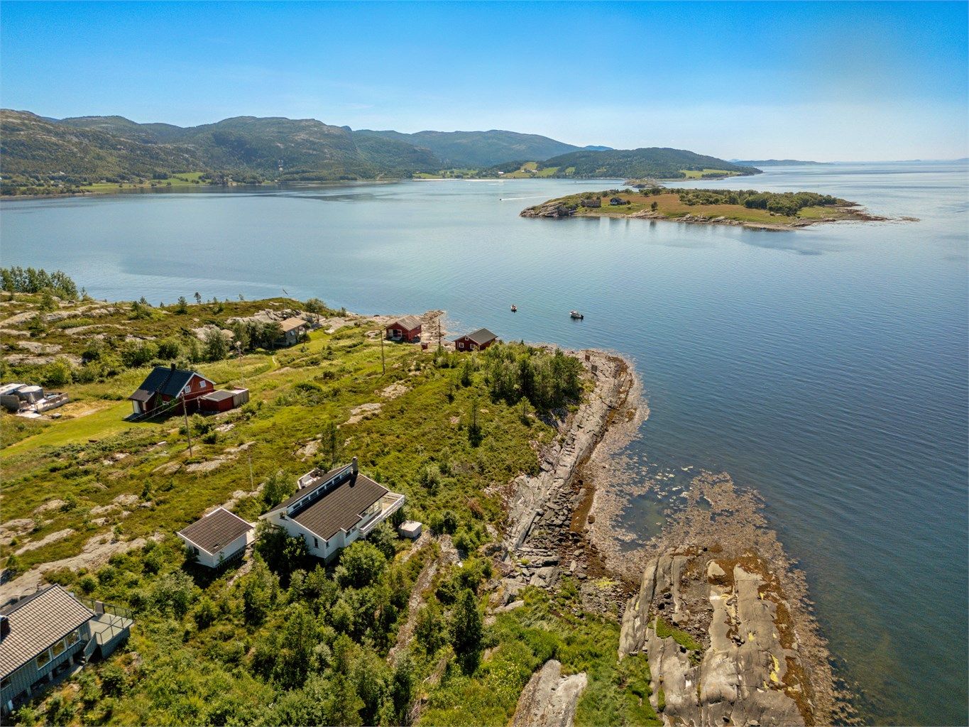 Bryggerekka i sentrum tiltrekker seg både fastboende og tilreisende, og er kjent for å by på båtliv, utendørshygge og naturopplevelser året rundt. 