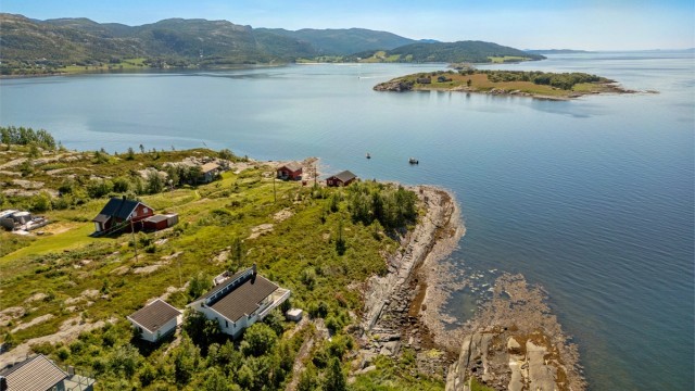 Bryggerekka i sentrum tiltrekker seg både fastboende og tilreisende, og er kjent for å by på båtliv, utendørshygge og naturopplevelser året rundt.