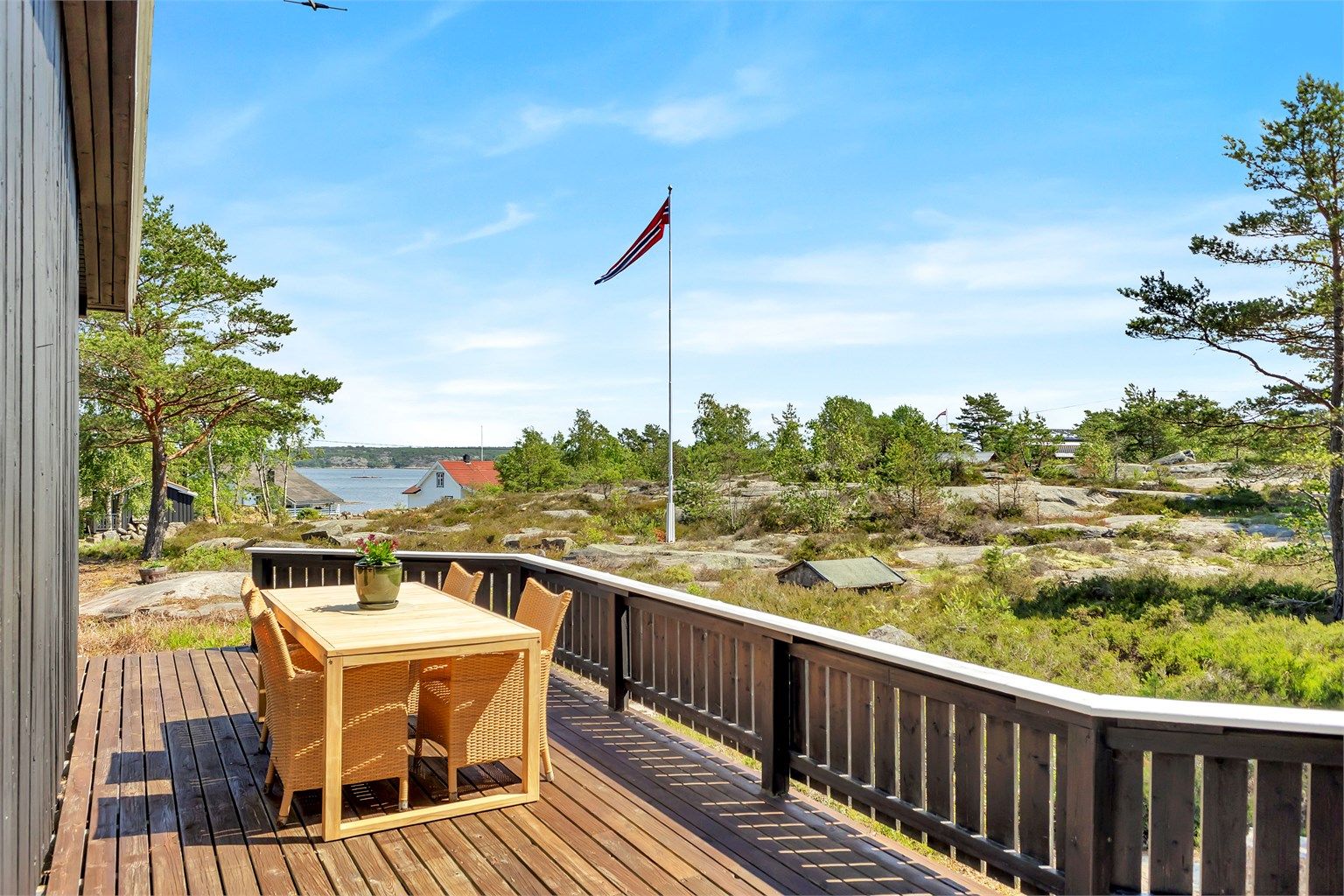 Fra terrassen på den innerste hytta er det også flott utsikt mot sjøen.