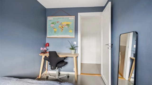 Soverom nr. 2 er et hyggelig soverom med god plass til dobbeltseng, skrivepult og nattbord, samt praktisk oppbevaring i garderobeskap.