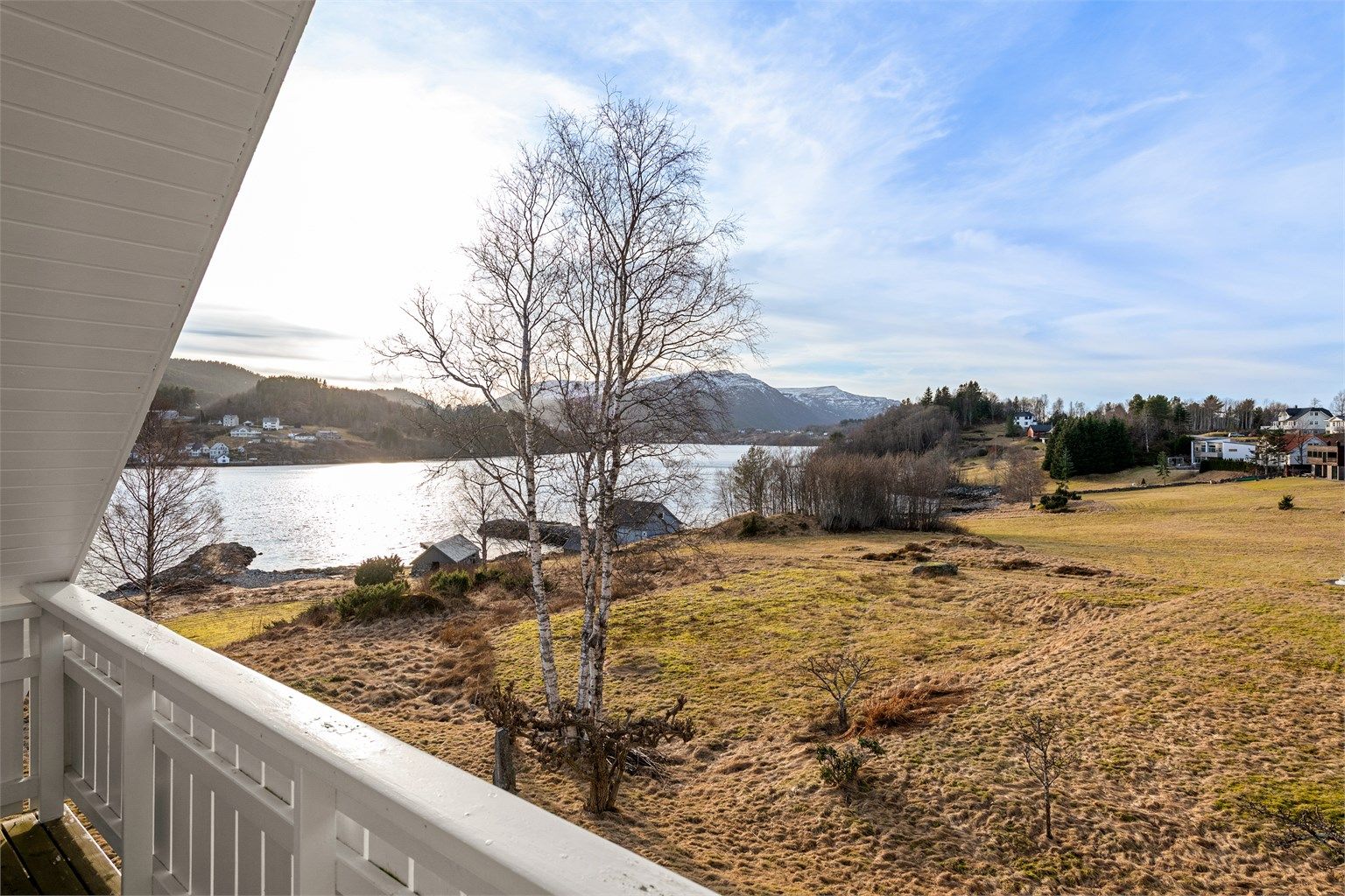 Flott utsikt mot fjord og fjell også fra balkongen i 2. etasje