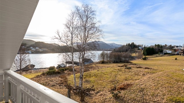 Flott utsikt mot fjord og fjell også fra balkongen i 2. etasje
