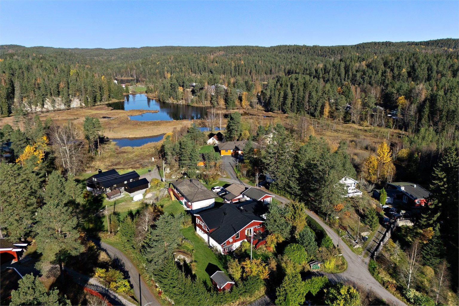 Boligen har en unik landlig og familievennlig beliggenhet i et rolig boligområde, i Brokkenhusgrenda på Oslogrensen
