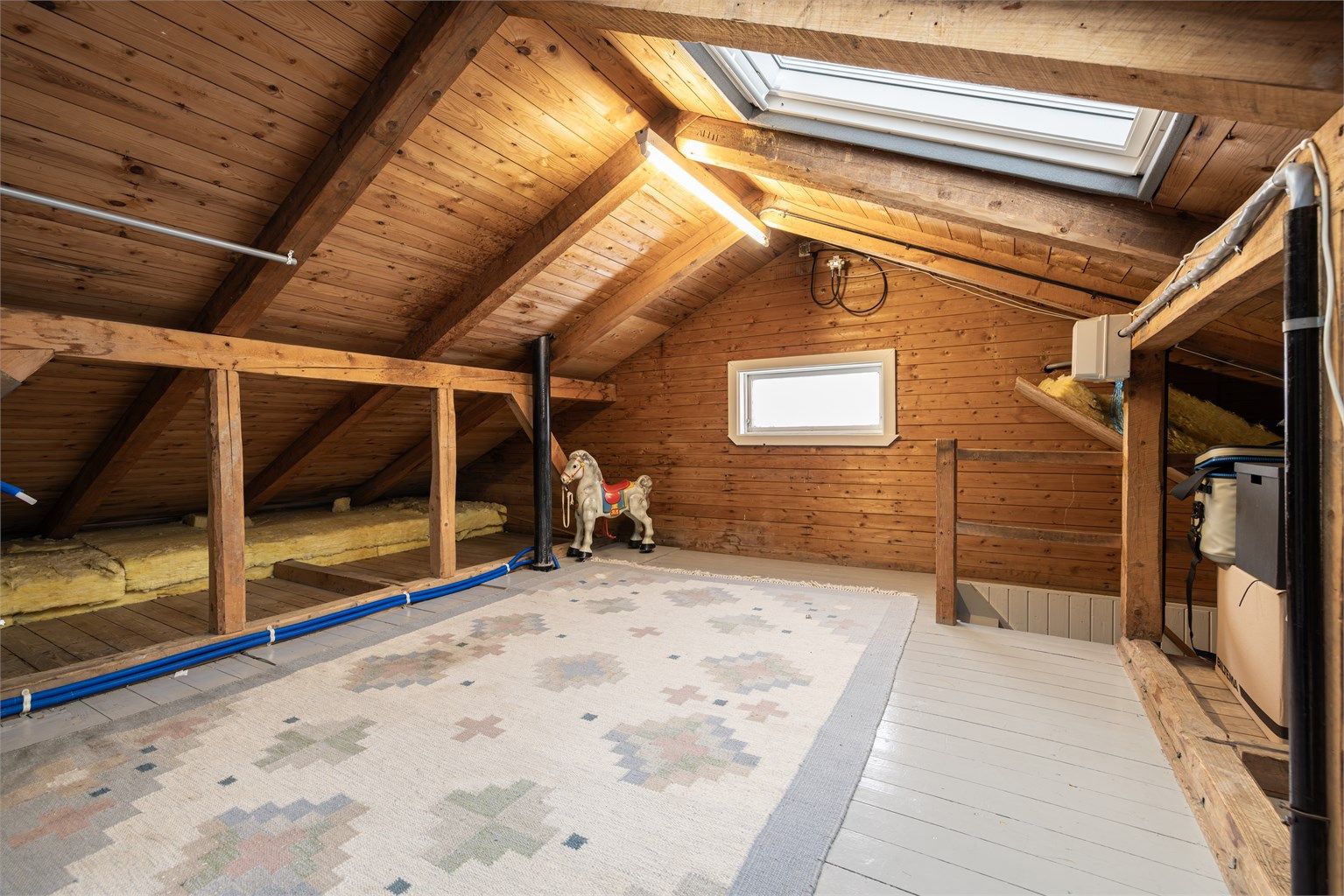 Loftsetasjen består av to rom. Rett opp fra trappen er det et stort kaldloft med mye lagringsplass. På godkjente byggetegninger er det vist et toalettrom  i det som i dag fungerer som bonusrom. Toalettet er ikke bygget, men det er røropplegg i gulv/vegg