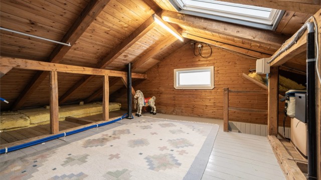 Loftsetasjen består av to rom. Rett opp fra trappen er det et stort kaldloft med mye lagringsplass. På godkjente byggetegninger er det vist et toalettrom i det som i dag fungerer som bonusrom. Toalettet er ikke bygget, men det er røropplegg i gulv/vegg