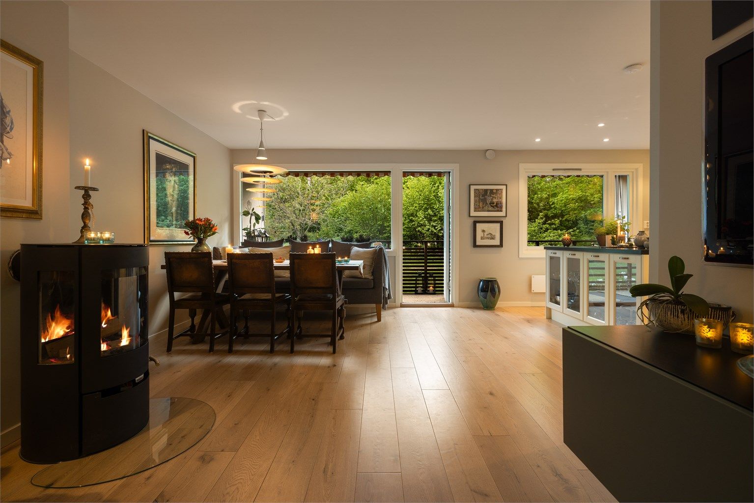 Velkommen til Aslakveien 21, en lys og gjennomgående 3-roms selveierleilighet, med rolig og tilbaketrukket beliggenhet på Røa!