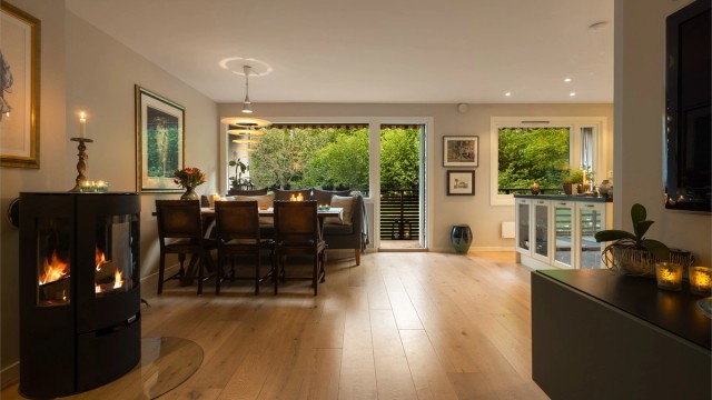 Velkommen til Aslakveien 21, en lys og gjennomgående 3-roms selveierleilighet, med rolig og tilbaketrukket beliggenhet på Røa!