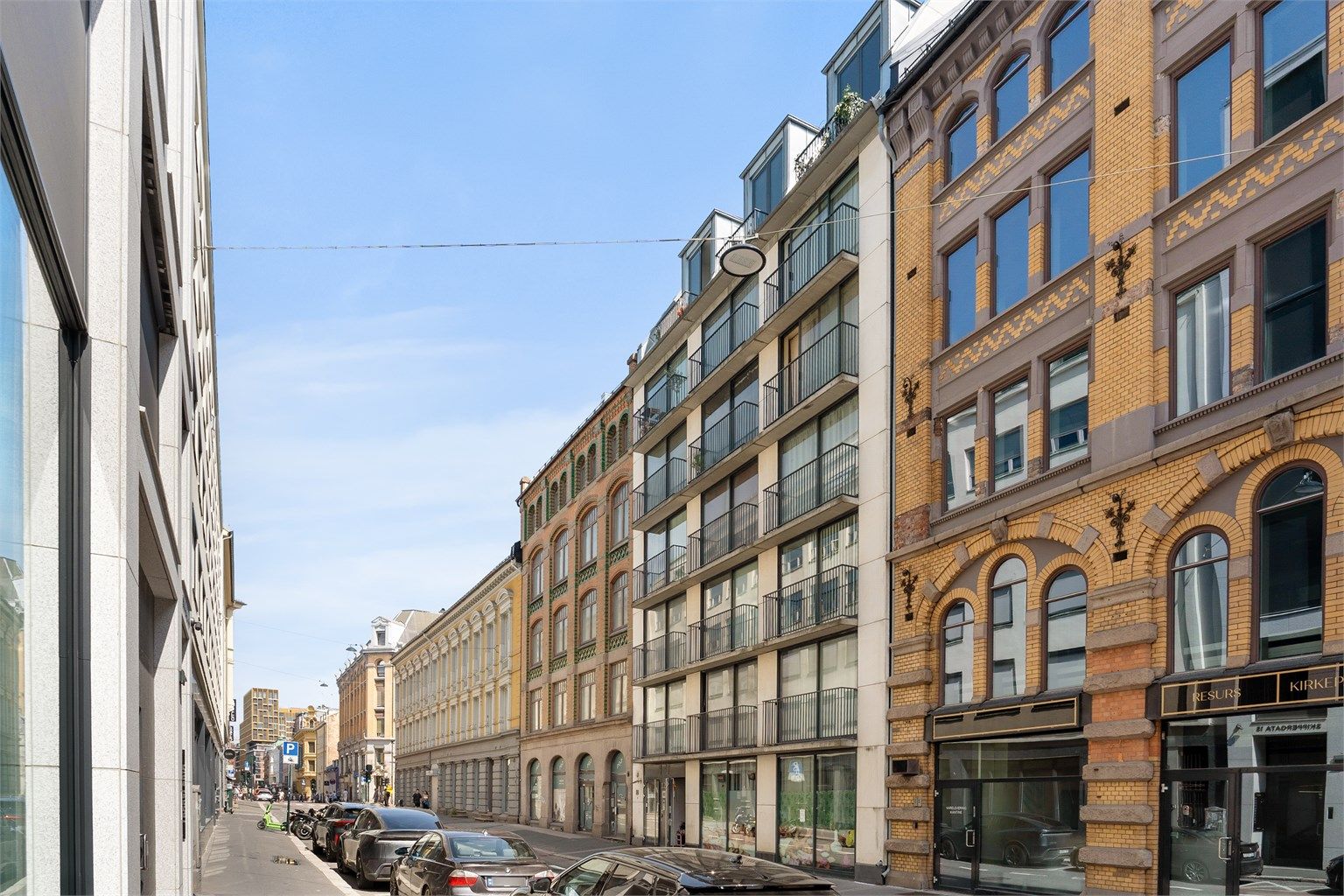 Leiligheten ligger i det prisbelønte bygget Skippergata 12B, som ble tildelt Statens Byggeskikkpris i 2004 for sin arkitektur.