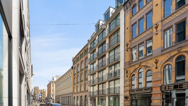 Leiligheten ligger i det prisbelønte bygget Skippergata 12B, som ble tildelt Statens Byggeskikkpris i 2004 for sin arkitektur.