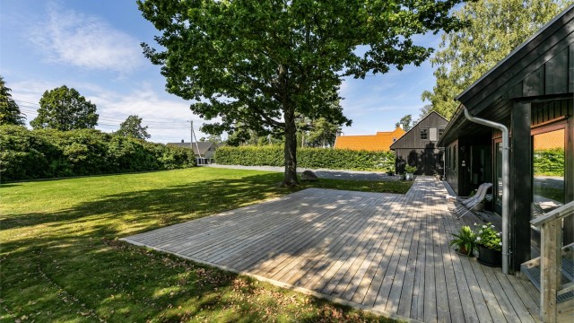 Den store, flate hagen inviterer til lek og aktivitet gjennom hele sommerhalvåret.