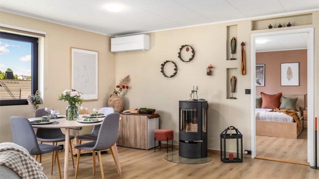 Luft-luft varmepumpe ble installert i 2022. Ny peis ble også montert i forbindelse med ombygging og renovering av etasjen.