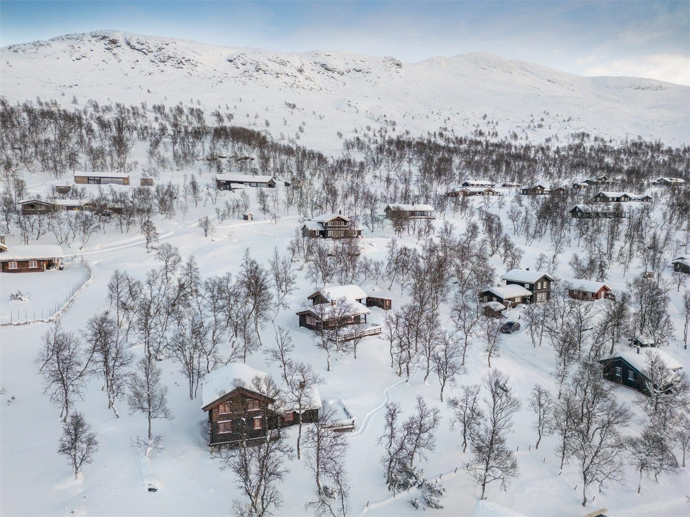 Hyttefelt bestående av liknende eiendommer, og tomtene ligger pent plassert i terrenget med god luft og avstand mellom husene.  