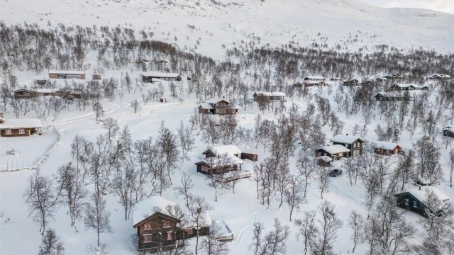 Hyttefelt bestående av liknende eiendommer, og tomtene ligger pent plassert i terrenget med god luft og avstand mellom husene.