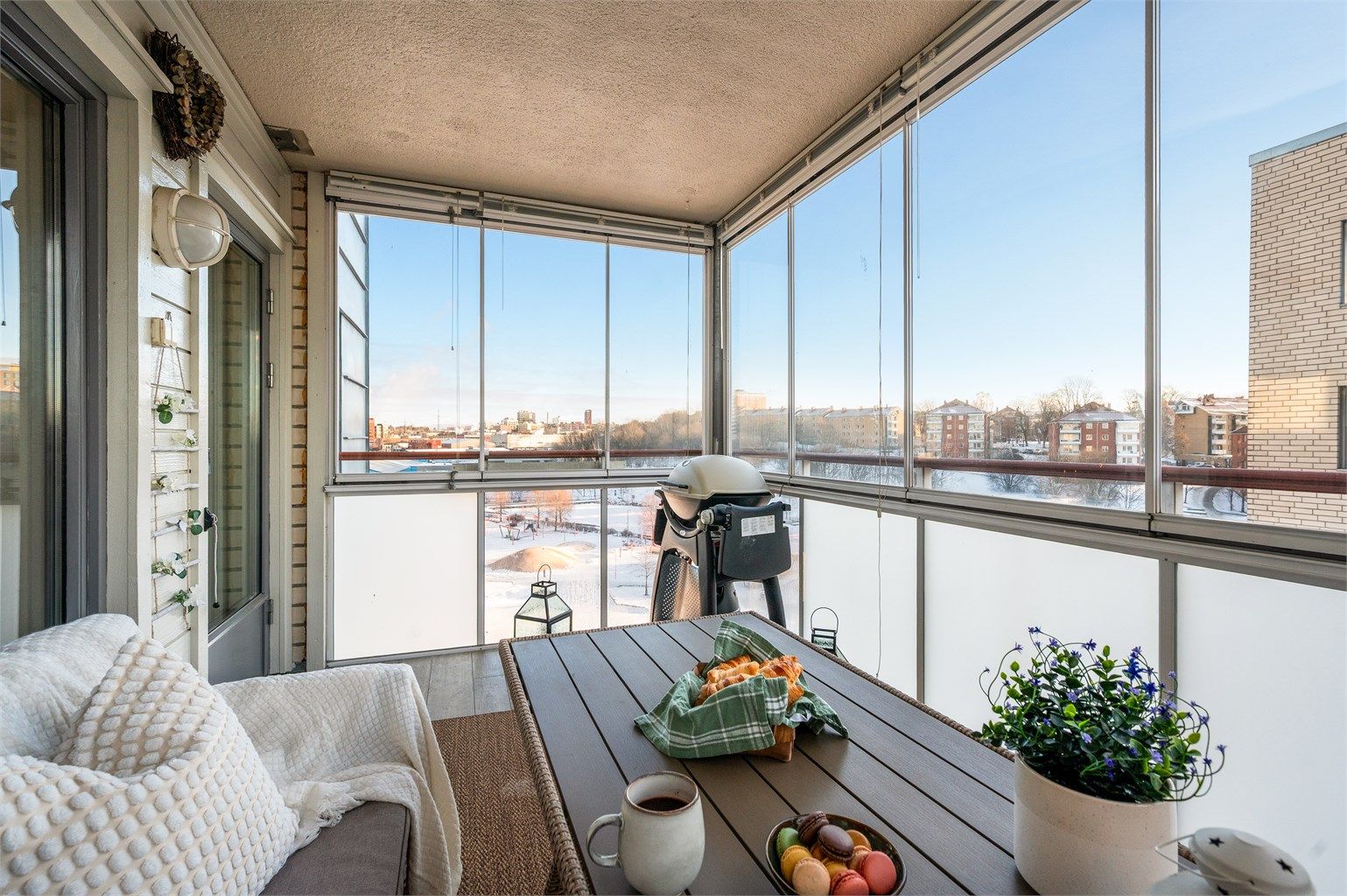 Boligen har en romslig balkong på 12 kvm, med trivelig utsyn. 