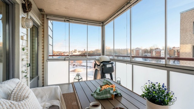 Boligen har en romslig balkong på 12 kvm, med trivelig utsyn.