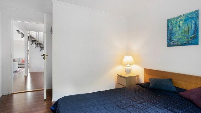 Soverommet i 1. etasje har plass til dobbeltseng, nattbord og garderobeløsning.