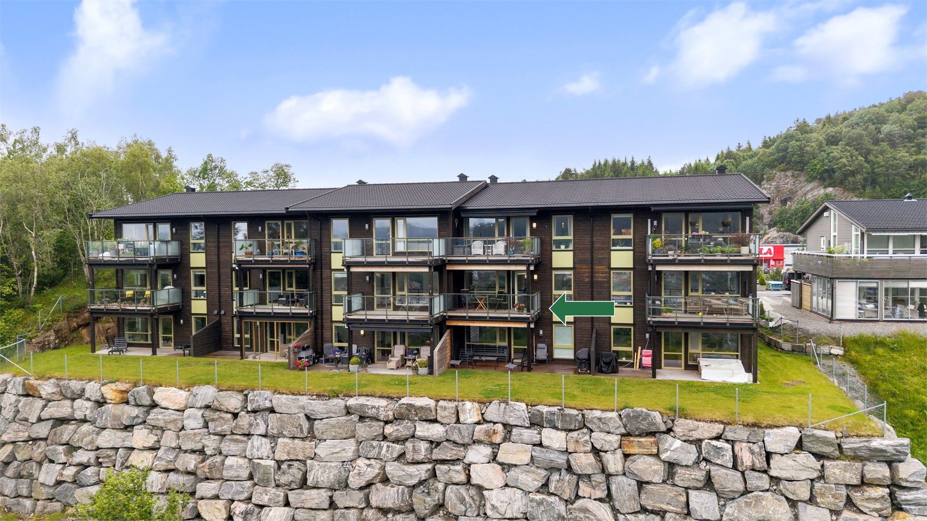 Velkommen til Inste Holen 85, presentert av Eiendomsmegler/Partner Marit Stuen Aursnes