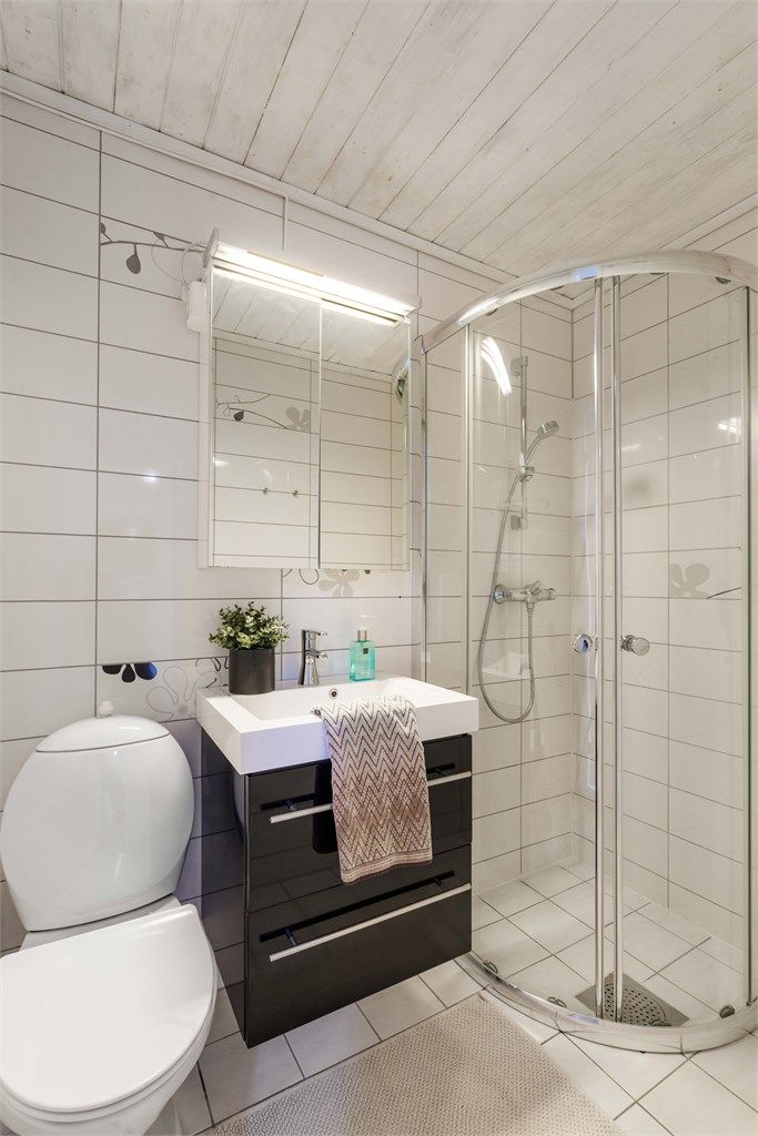 Badet i hybel ble oppgradert i 2012 og har fliser på gulv og vegger, samt dusjhjørne.