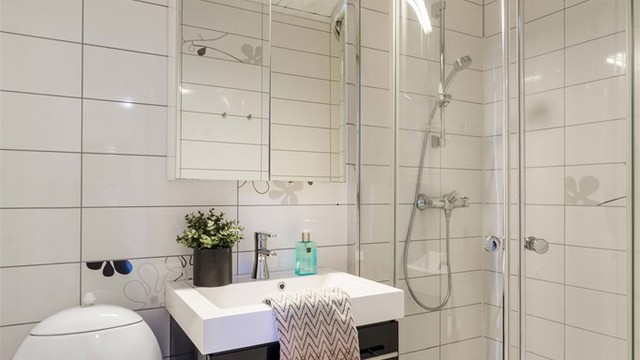 Badet i hybel ble oppgradert i 2012 og har fliser på gulv og vegger, samt dusjhjørne.