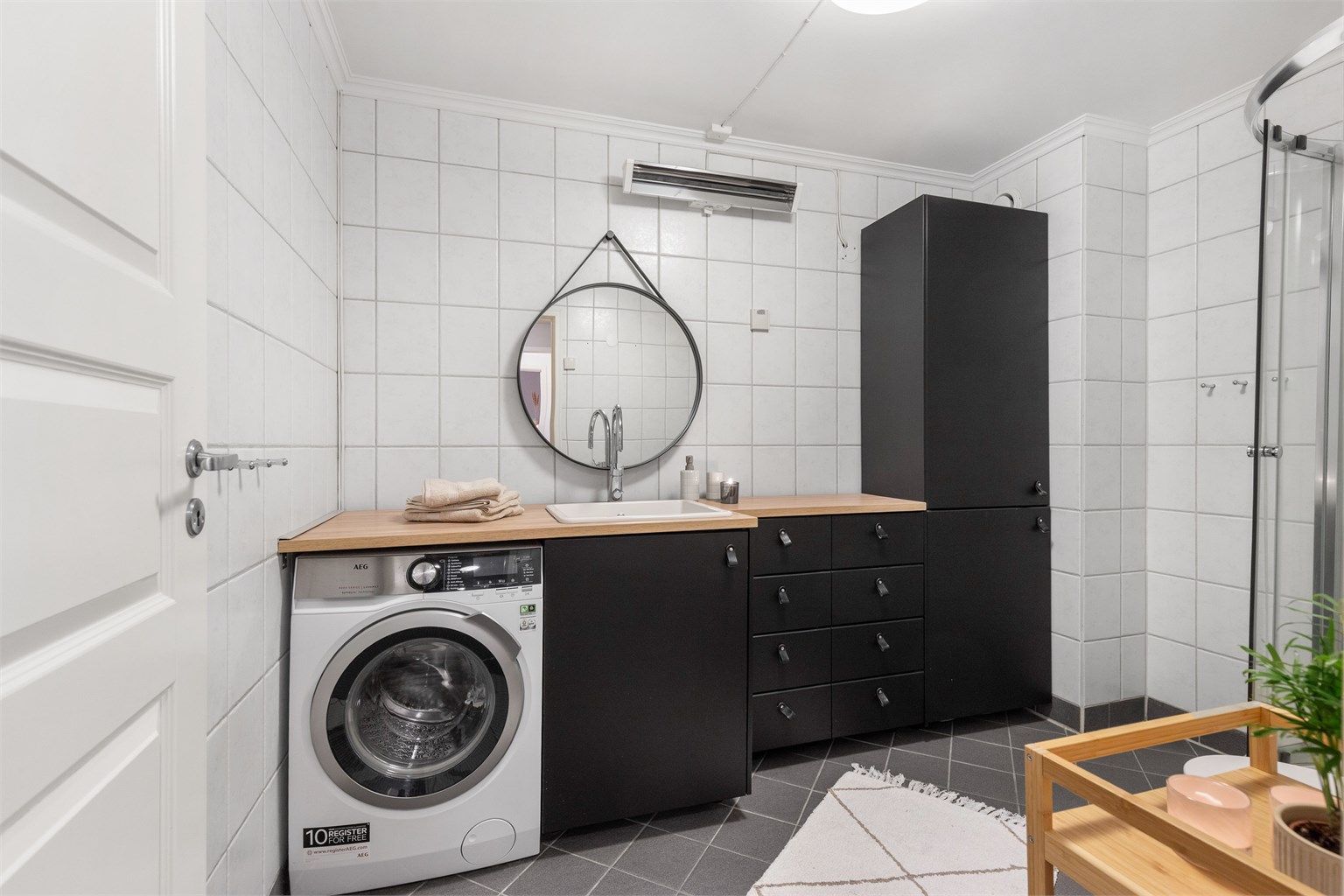 Funksjonelt og pent bad, flislagt på gulv og vegger. Det er plass og opplegg for vaskemaskin i nisje i innredningen