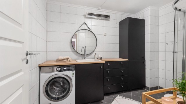 Funksjonelt og pent bad, flislagt på gulv og vegger. Det er plass og opplegg for vaskemaskin i nisje i innredningen