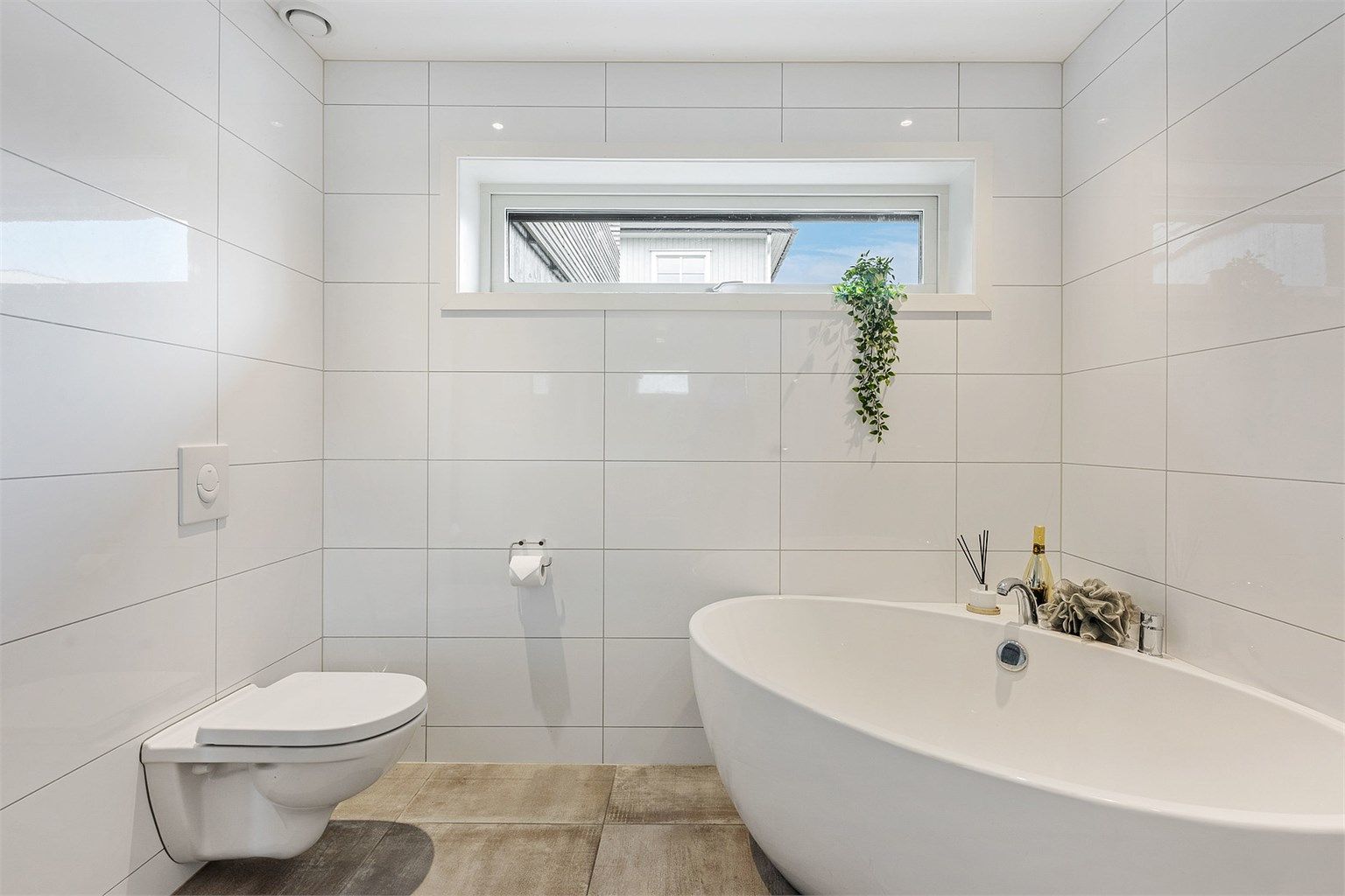 Vegghengt toalett for et stilrent uttrykk og enklere renhold.