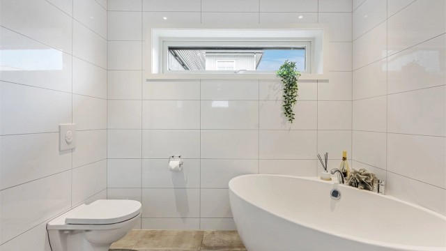 Vegghengt toalett for et stilrent uttrykk og enklere renhold.