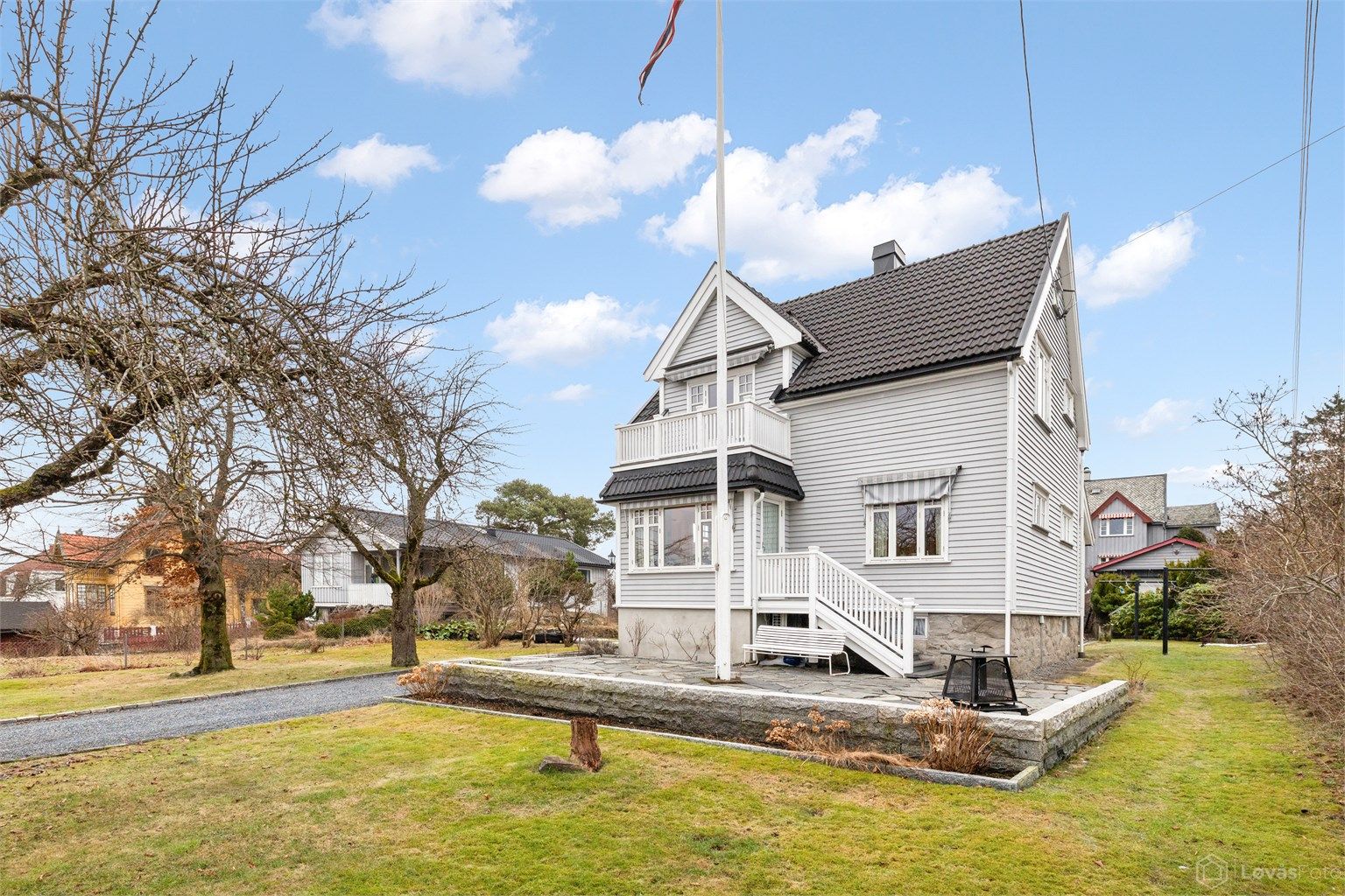 Eiendommen fremstår velholdt og innbydende året rundt.